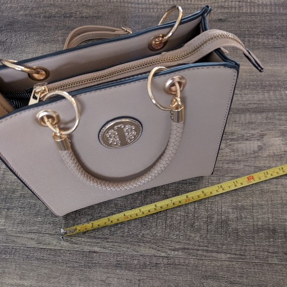 *CLOSET CLEAR OUT 10 X 10 Adorable Beige Handbag - Picture 7 of 11